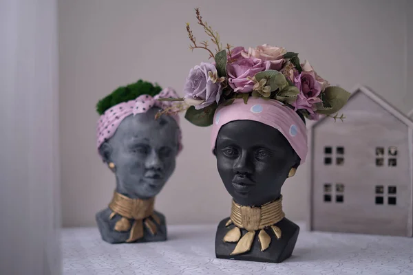 Buste de femme afro-américaine. pots pour fleurs en forme de tête de femme. foyer doux — Photo