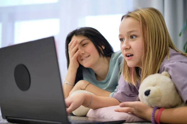 Zszokowani nastolatkowie patrzą na laptopa. bezpieczna koncepcja internetu dla dzieci — Zdjęcie stockowe