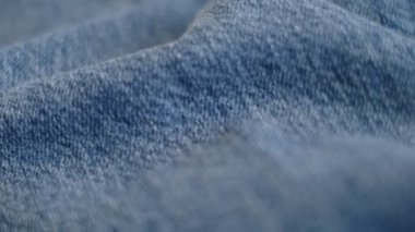 Denim Jeans Kumaş Doku Yakından. Kot pantolon kumaşı. Giysi kumaşının kumaş dokusuna yakın çekim. video kaydı