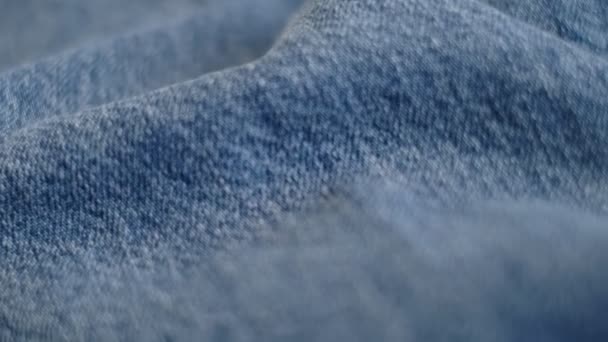 Denim Jeans Textura de tela Close-Up. material vaquero azul. primer plano de la textura de tela de material de ropa. vídeo de imágenes — Vídeos de Stock