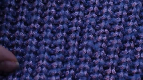 Fibres de vêtements tricotés avec des fils violets. Fils tricotés macro. Des fibres extensibles. Textile fond abstrait. Concept de l'industrie du vêtement. vidéo vidéo — Video