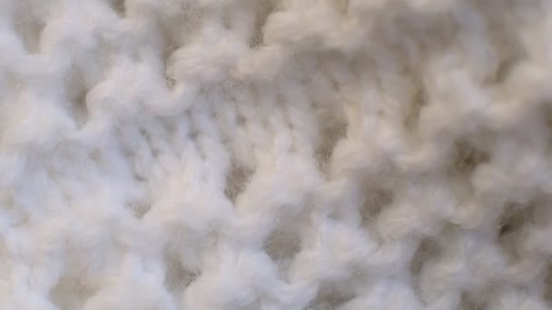 Fibres de vêtements tricotés avec des fils blancs. Fils tricotés macro. Des fibres extensibles. Textile fond abstrait. Concept de l'industrie du vêtement. vidéo vidéo — Video