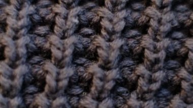 Violet iplikleriyle örülmüş kumaş iplikleri. Örgü kumaş iplikler makro. Esneme lifleri. Tekstil soyut arka planı. Kıyafet endüstrisi konsepti. video kaydı