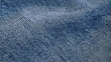 Denim Jeans Kumaş Doku Yakından. Kot pantolon kumaşı. Giysi kumaşının kumaş dokusuna yakın çekim. video kaydı