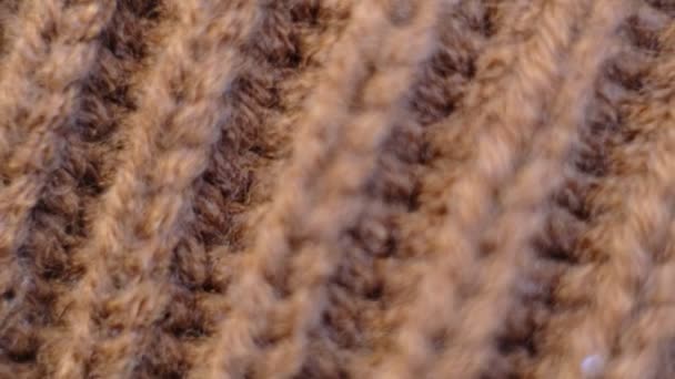 茶色の糸で編んだ服の繊維。ニット生地スレッドマクロ。繊維を伸ばす。繊維の抽象的な背景。衣料品業界の概念。映像ビデオ — ストック動画