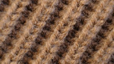 Tekstil soyut arka planı. Kıyafet endüstrisi konsepti. Dalgalı temiz malzeme. Örgü kumaş iplikleri kahverengi beyaz iplikler. Örgü kumaş iplikler makro