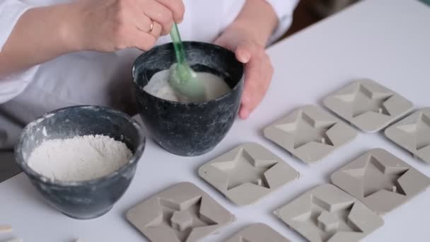 Femme artisan verse le mélange de plâtre dans des moules en silicone. créativité et réalisation de soi d'une femme moderne — Video