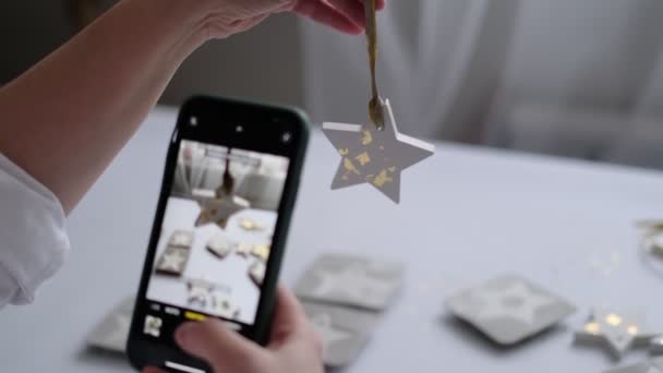 Vrouw fotografeert een afgewerkt handwerk voor haar sociale netwerken — Stockvideo