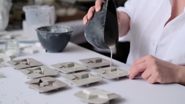 Mujer artesana vierte la mezcla de yeso en moldes de silicona. creatividad y autorrealización de una mujer moderna — Vídeos de Stock