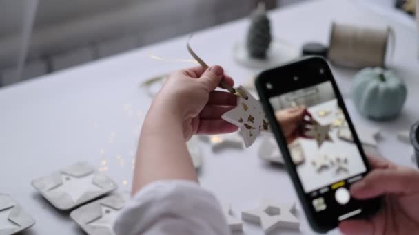 Mujer fotografía una artesanía terminada para sus redes sociales — Vídeos de Stock