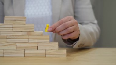 Başarılı bir işçinin terfisi. Şirkette büyüme ve gelişme fırsatları. Yeni bir göreve bir çalışanın atanması. Ofiste Merdivenleri tırmanan Kadın