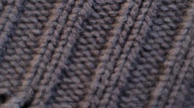 Violet iplikleriyle örülmüş kumaş iplikleri. Örgü kumaş iplikler makro. Esneme lifleri. Tekstil soyut arka planı. Kıyafet endüstrisi konsepti. video kaydı