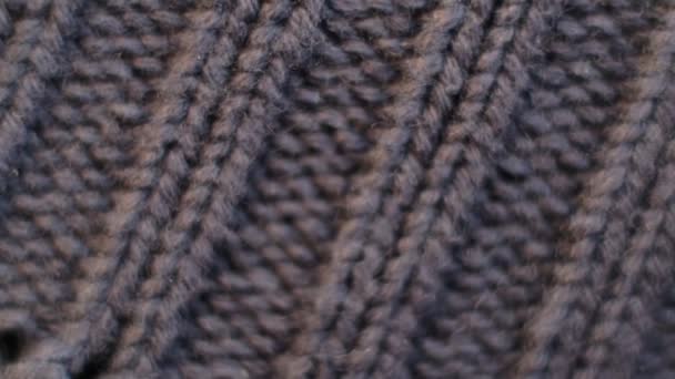 Fibres de vêtements tricotés avec des fils violets. Fils tricotés macro. Des fibres extensibles. Textile fond abstrait. Concept de l'industrie du vêtement. vidéo vidéo — Video