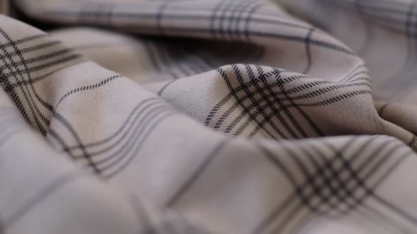 Primer plano de las imágenes de movimiento dividir. Textil fondo abstracto. Concepto de industria de la ropa. Material ondulado. hilos de tela de terciopelo macro. — Vídeos de Stock