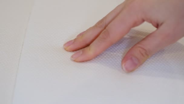 De vrouw kiest een nieuwe matras om goed te slapen. De hand van de vrouw test de matraskwaliteit. Ik controleer zachtheid. Keuze van de beste soort en kwaliteit. Zijaanzicht. Sluitingsdatum. — Stockvideo