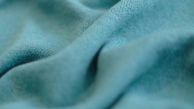 Hareket videosunu kapatıyoruz. mavi keten tekstil soyut arka plan. Kıyafet endüstrisi konsepti. Dalgalı malzeme. Kadife kumaş iplikler makro. Yan görüş. Yakın çekim stok görüntüleri