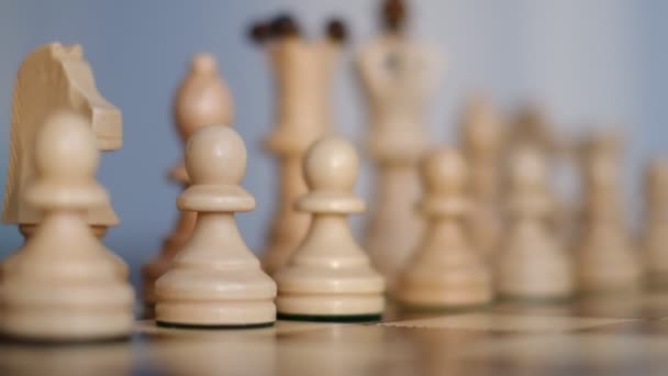 チェス盤は円を描くように回転します。スローモーションビデオ。ビジネスの第一歩の概念。分析戦略計画、成功のためのリーダーとチームワークの概念。ビジネスソリューション、成功戦略. — ストック動画