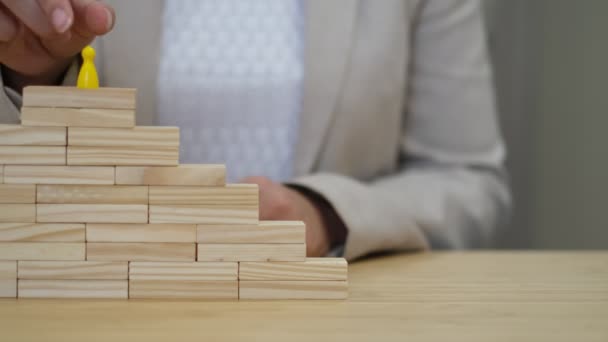 Femme descend les escaliers en cubes de bois.. Promotion d'un travailleur prospère. Opportunité de croissance et de développement dans l'entreprise. — Video