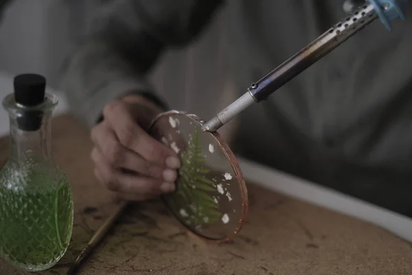 Vitrail maker fonctionne avec des souvenirs colorés. Mains féminines soudant les vitraux, apprenant à fabriquer des vitraux, finissant l'artisanat, pistolet à souder — Photo