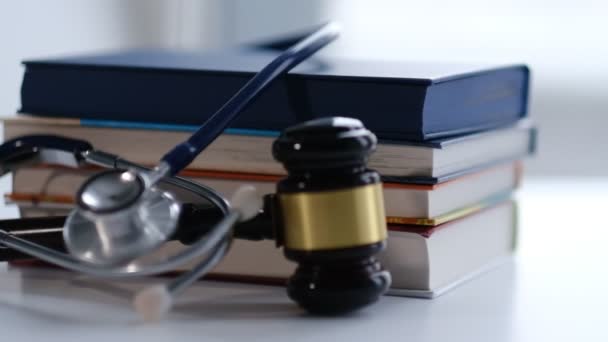 Gavel and stethoscope. medical jurisprudence. legal definition of medical malpractice. attorney. common errors doctors, nurses and hospitals make. Close-up shooting stock footage. slow motion — Vídeo de stock