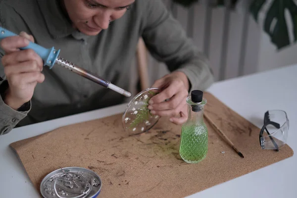 Vitrail maker fonctionne avec des souvenirs colorés. Mains féminines soudant les vitraux, apprenant à fabriquer des vitraux, finissant l'artisanat, pistolet à souder — Photo