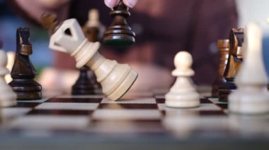 Satranç oynayan tanınmayan bir kadın. Piyon satrançta bir kralı yener. Strateji, yönetim ya da liderlik kavramı. Yavaş çekim videosu.