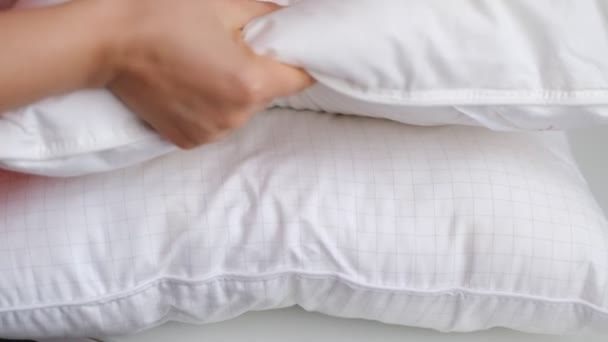 Mujer joven tocando almohada blanca suave, primer plano. cómo elegir una almohada, relleno artificial — Vídeos de Stock
