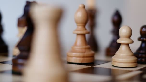 Шахова дошка обертається в колі. повільне відео руху. Граючи в шахову гру в план стратегії аналізу розвитку, лідер і концепція командної роботи для успіху. Бізнес-рішення, Стратегія успіху . — стокове відео