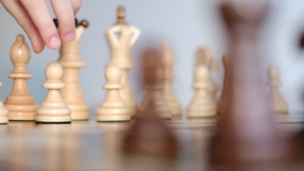 A sakktábla körbe forog. Lassított felvétel. Sakk játék a fejlesztési elemzési stratégiai terv, Leader és csapatmunka koncepció a siker. Üzleti megoldások, sikerstratégia. — Stock videók
