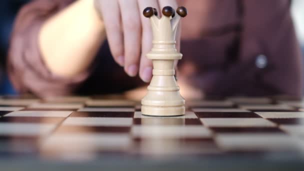 Unrecognizable woman playing chess. pawn defeats a king in a chess game. strategy, management or leadership concept. slow motion video. — Αρχείο Βίντεο