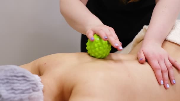 Frau in der Physiotherapie erhält Ballmassage vom Therapeuten. Ein Chiropraktiker heilt die Patienten wieder in der Arztpraxis. Neurologie, Osteopathie, Chiropraktik — Stockvideo