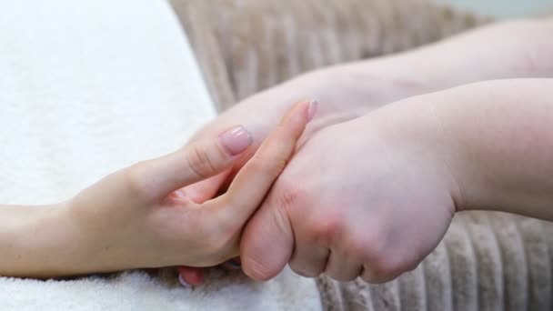 Handmassage. Physiotherapeutin drückt bestimmte Stellen auf die weibliche Handfläche. professionelle Gesundheits- und Wellness-Akupressur-Manipulationen, Copy Space, Nahaufnahme — Stockvideo