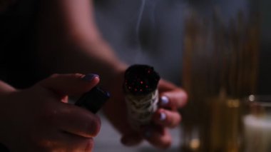 Kadın eli, bakır kasede tütsü yakar. Aroma terapisi, yorucu bir günün ardından rahatlamak için. Konsantrasyon, arındırma ve bilincin açıklanması için kokular.