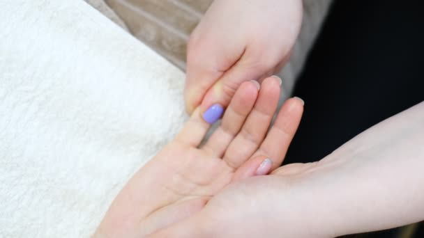 Massagem das mãos. Fisioterapeuta pressionando pontos específicos na palma da mão feminina. Manipulações de acupressão de saúde e bem-estar profissional, espaço de cópia, close-up — Vídeo de Stock