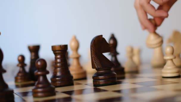 Frau beim Schachspielen bis zur Unkenntlichkeit. Strategie, Management oder Führungskonzept. Zeitlupenvideo. — Stockvideo