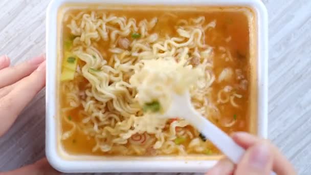 Brewing noodles. female hand stirs instant noodles.. Close-up shooting stock footage. slow motion. fast food — ストック動画