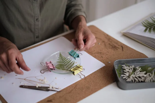 Femme fixe plaques de verre. Une photo de fleurs séchées. Master class sur la création de cadre. être plus engagés de manière créative. Une vie de bonheur et d'accomplissement — Photo