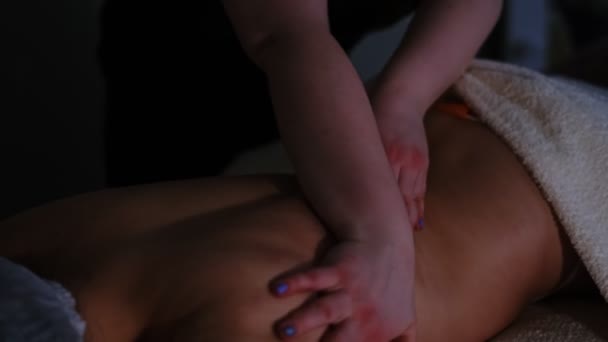 Primer plano masajista manos relajante o revitalizante procedimiento de masaje en el spa salón de belleza mujer agradable tumbado en el sofá disfrutando de la piel y el cuidado del cuerpo — Vídeos de Stock