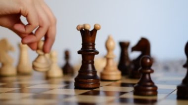 Satranç oynayan tanınmayan bir kadın. Strateji, yönetim ya da liderlik kavramı. Yavaş çekim videosu.