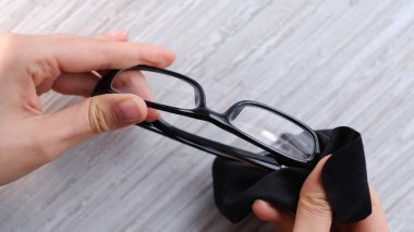 Kirli bir gözlüğü mikrofiberle temizliyorum..