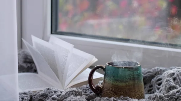 Парящая чашка кофе на фоне дождливого дня. уютная атмосфера, в холодную погоду. Настроение дождливого дня. подогрев домашней атмосферы — стоковое фото
