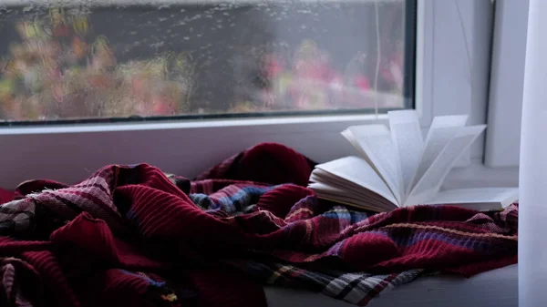 Dampende koffiekop op een regenachtige achtergrond. gezellige sfeer, bij koud weer. Regendag Mood. verwarmende huiselijke sfeer — Stockfoto