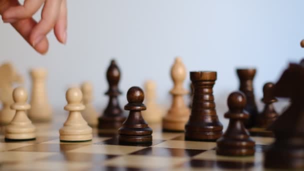 Oigenkännlig kvinna som spelar schack. strategi, ledning eller ledarskap koncept. slow motion-video. — Stockvideo