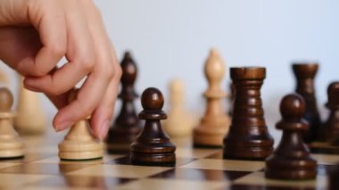Satranç oynayan tanınmayan bir kadın. Strateji, yönetim ya da liderlik kavramı. Yavaş çekim videosu.
