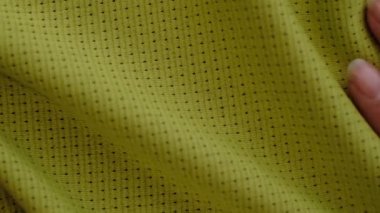 Yeşil polyester. Bir çanta ya da giysi için köpükle kaplanmış ağ. Yeşil özel tekstil ağı arka planı. Sırt çantaları üretimi için köpük kauçukla polyester örgü..