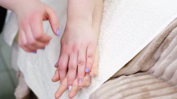 Massagem das mãos. Fisioterapeuta pressionando pontos específicos na palma da mão feminina. Manipulações de acupressão de saúde e bem-estar profissional, espaço de cópia, close-up — Vídeo de Stock