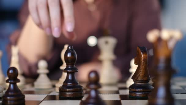 Femme méconnaissable jouant aux échecs. stratégie, concept de gestion ou de leadership. vidéo au ralenti. — Video