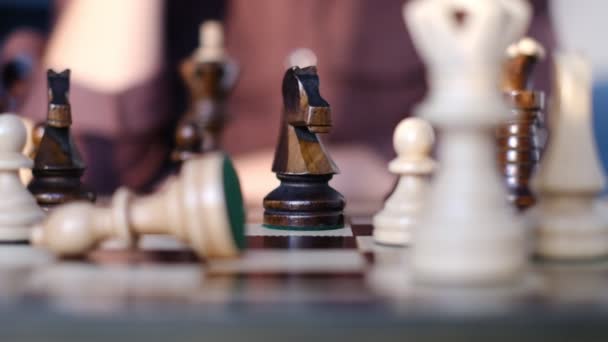 Nierozpoznawalna kobieta grająca w szachy. koncepcja strategii, zarządzania lub przywództwa. zwolniony film wideo. — Wideo stockowe