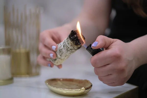 女性の手は、銅製のボウルにお香に火を設定します。アロマセラピー,厳しい一日の後にリラックスします.意識の濃度、浄化と明確化のための匂い. — ストック写真