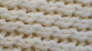 Beyaz ipliklerle örülmüş kumaş iplikleri. Örgü kumaş iplikler makro. Esneme lifleri. Tekstil soyut arkaplanı.